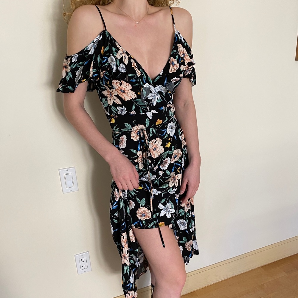 Super cute flower power wrap dress from forever 21! Size M